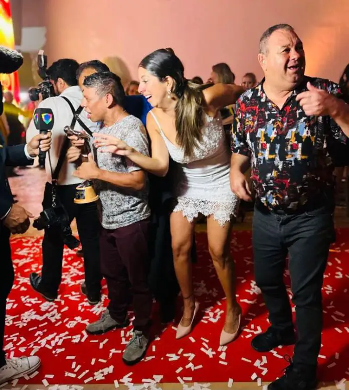 Paula Di Rienzo y sus alumnos trasrecibir un Premio Carlos 2023