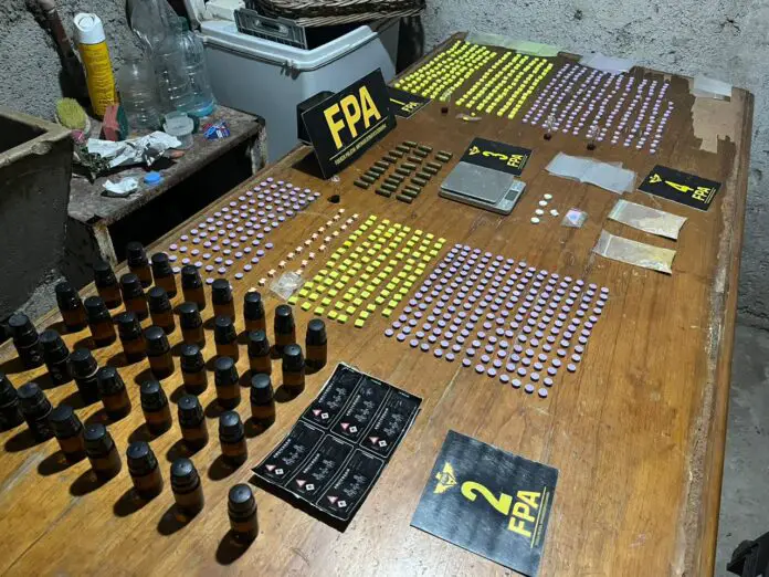 policia con drogas de diseño