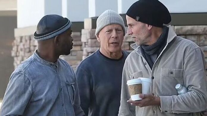 Bruce camino con sus amigos