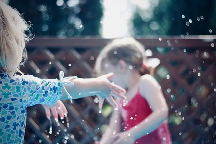 jugando agua
