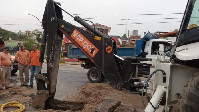 Rotura de caño en barrio El Cu-Cú.