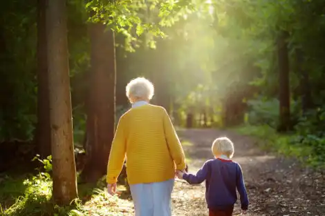 abuela-paseo-bosque-nieto-mano-470x313