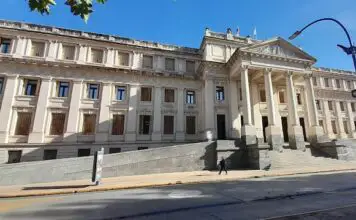Absuelven a un policía acusado por matar a un hombre que había atacado a su expareja