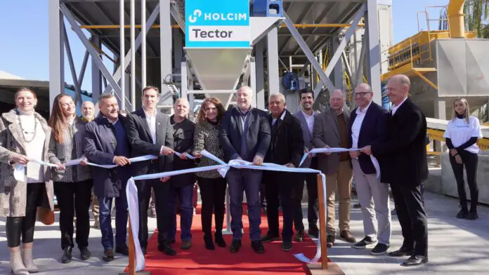 Corte de cintas inauguración planta de Morteros de Holcim en Córdoba