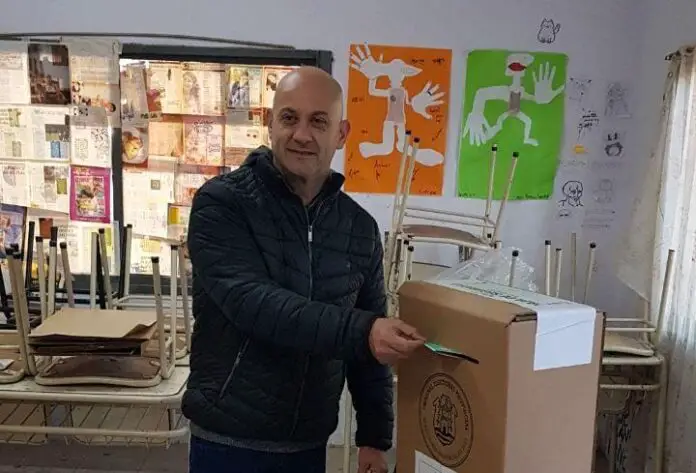 Gómez Gesteira emitiendo su voto