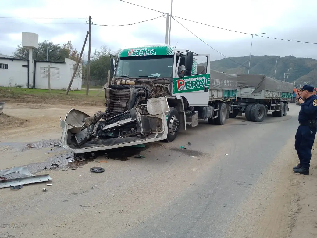 Impresionante choque de camiones en San Roque