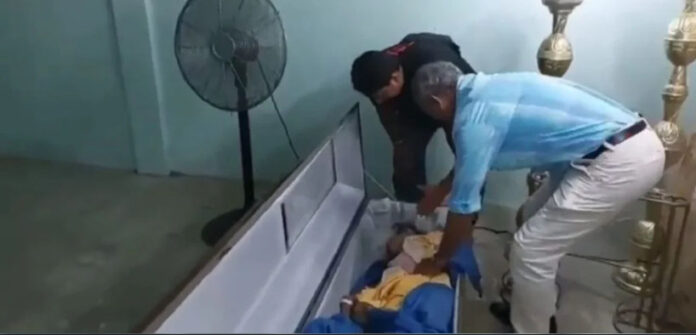 mujer que se despertó en un ataúd