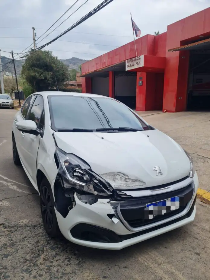 Choque entre auto y Bomberos