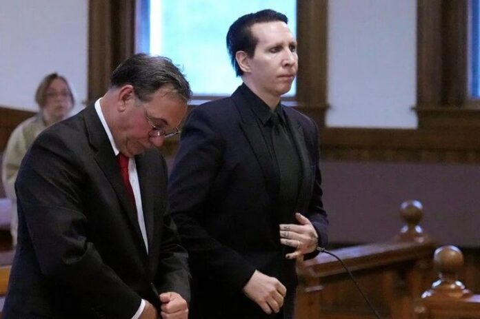 Marilyn Manson con traje, irreconocible frente a los jueces