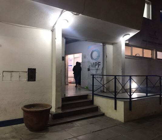 Protagonizó una riña callejera y agredió a un policía frente a la Unidad Judicial de Carlos Paz