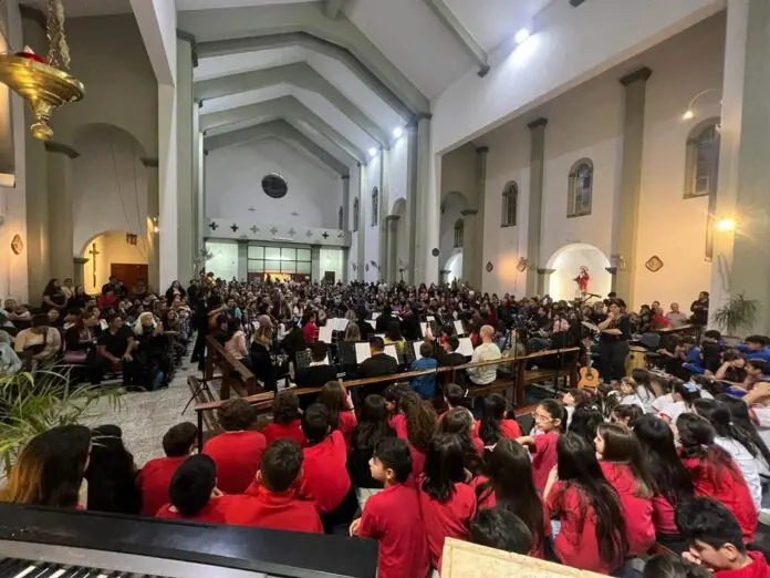 coro de niños en iglesia