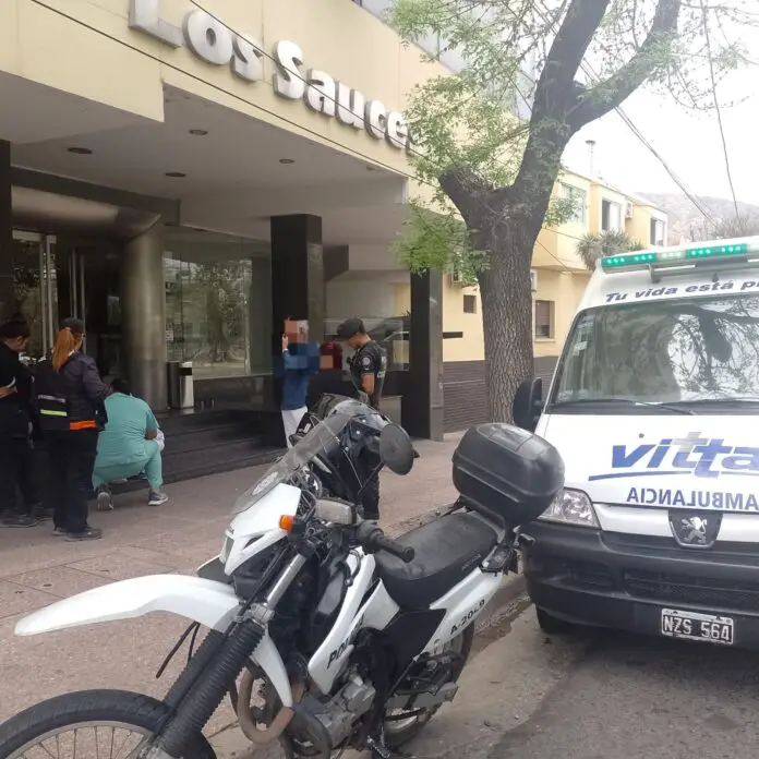 embistió a un peatón