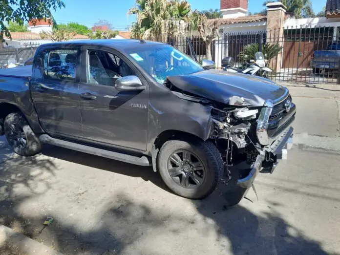 Chocó un poste, huyó y se peleó con la policía
