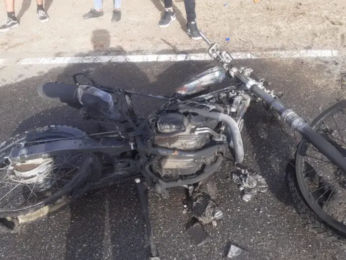 Circulaba con su moto y se le prendió fuego 2