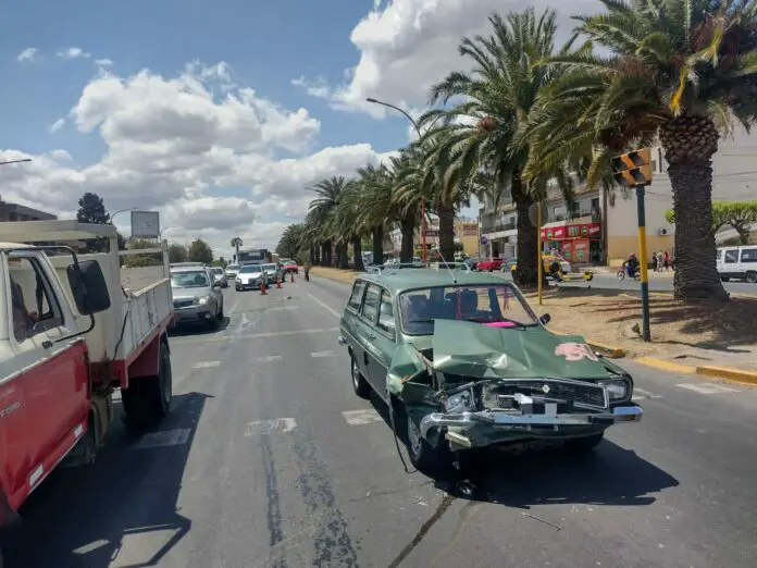 Conductor lesionado luego de chocar de atrás en Avenida San Martín
