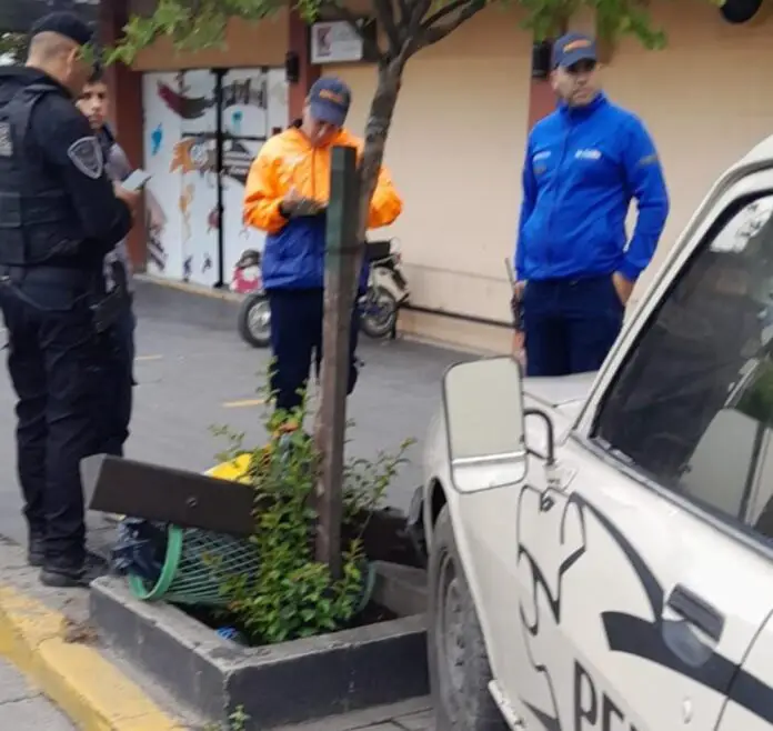 Joven perdió el control de su auto e impactó con un árbol