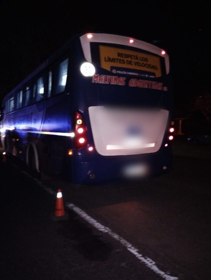 Un colectivo arrolló y mató a un hombre durante la noche en la Ruta 9