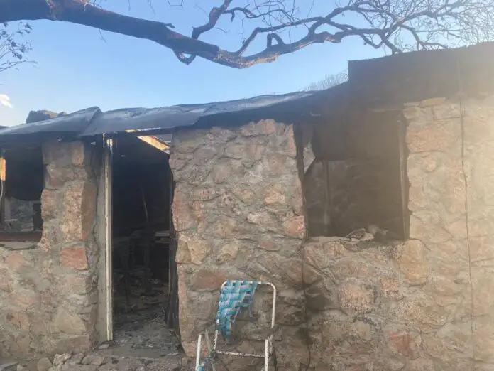 casa arrasada por el fuego tapa