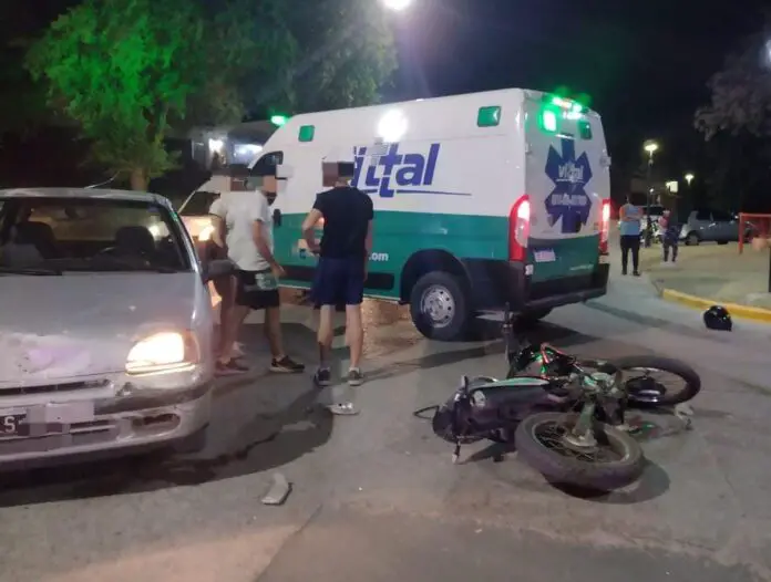 choque moto y auto en esquina