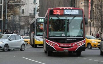 Ataque a piedrazos contra colectivos en Córdoba: cinco menores detenidos y una pasajera herida