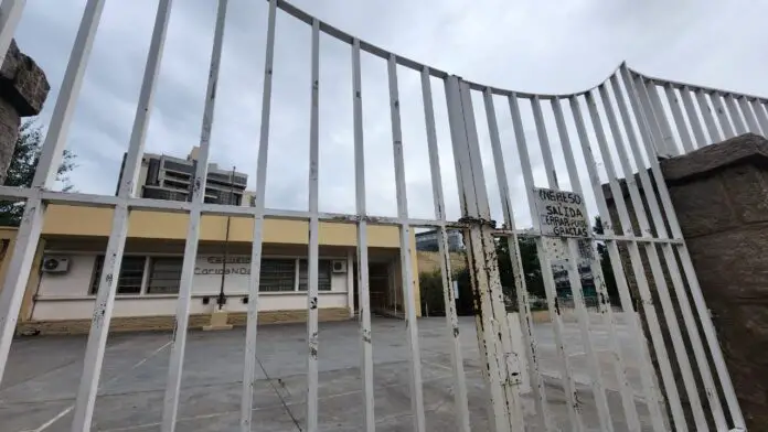 escuela carlos Paz cerrada