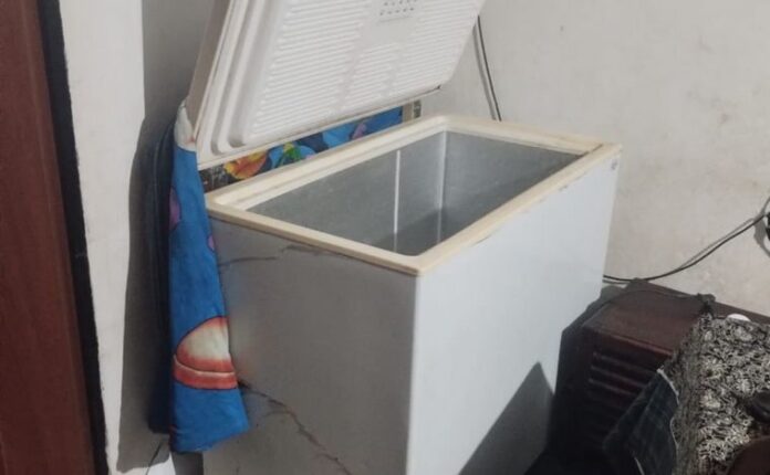 El freezer donde fue hallado el niño