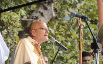Los sacerdotes de Carlos Paz saludaron a la comunidad por la Pascua