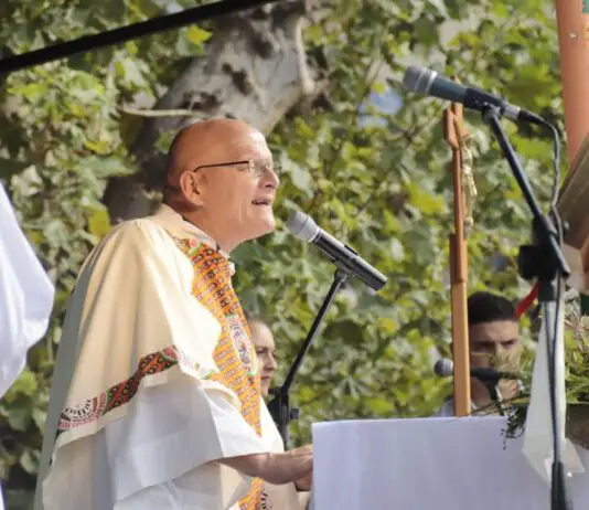 Los sacerdotes de Carlos Paz saludaron a la comunidad por la Pascua