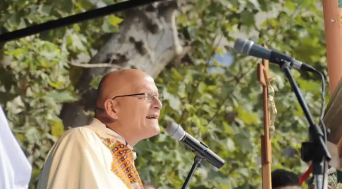 Los sacerdotes de Carlos Paz saludaron a la comunidad por la Pascua