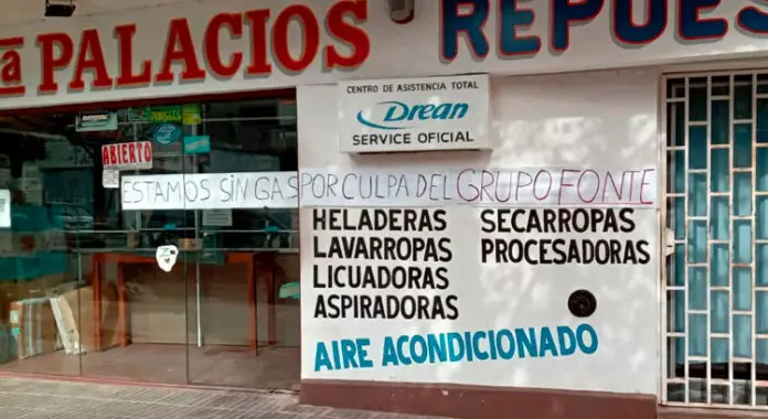 Fuerte reclamo de una familia a una empresa que le rompió el caño de gas. (Foto: Luis Tórtolo)