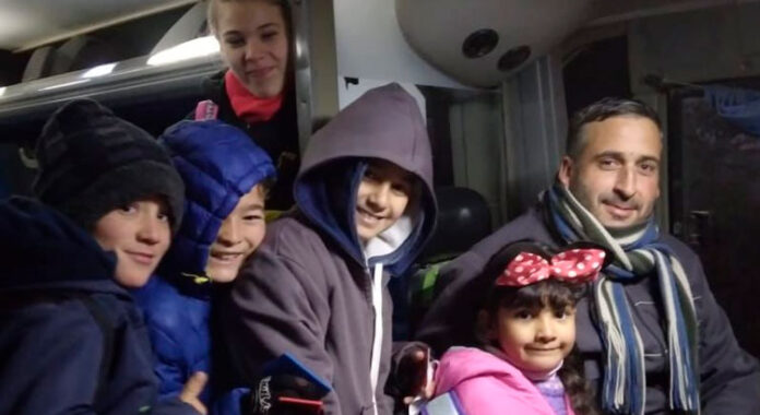 El chofer Leandro junto a sus amigos usuarios del transporte.