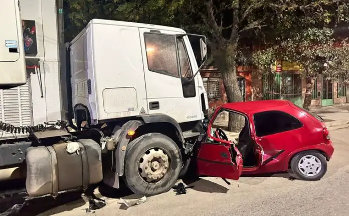choque entre camión de carga y auto