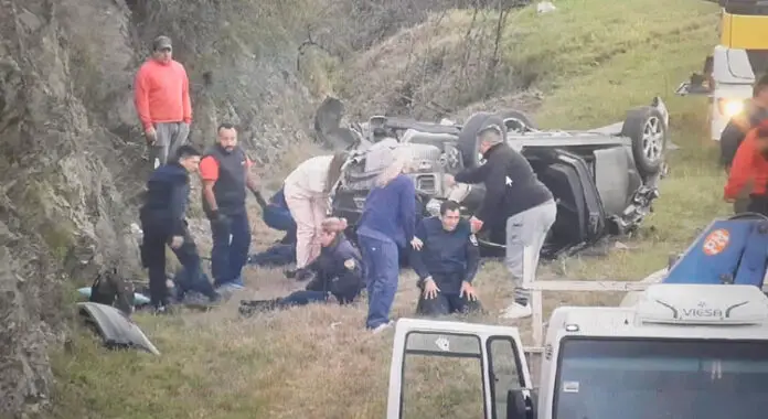 Viajaban cinco agentes policiales en la camioneta oficial.