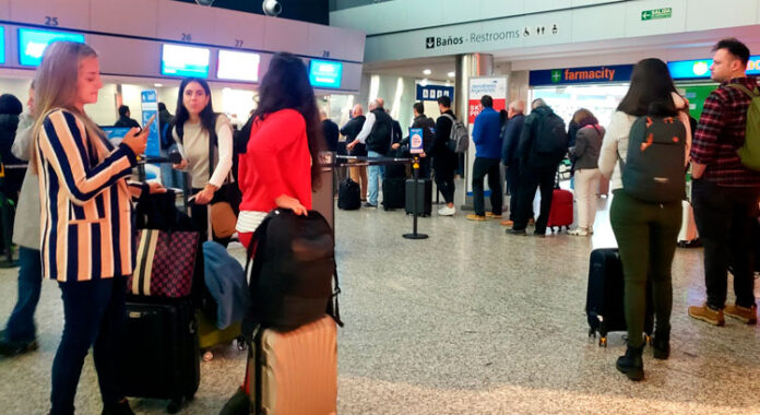 Viajeros varados en el Aeropuerto Taravella.