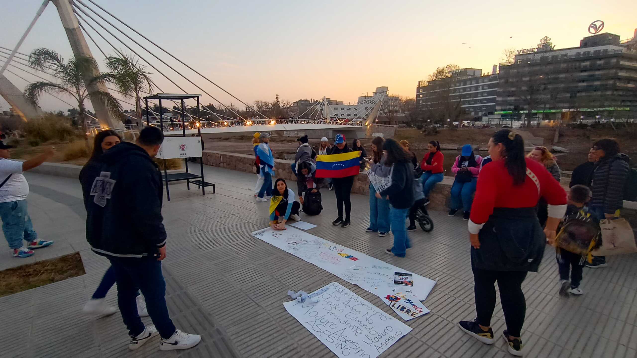 Venezolanos Villa Carlos Paz, marcha por La Libertad