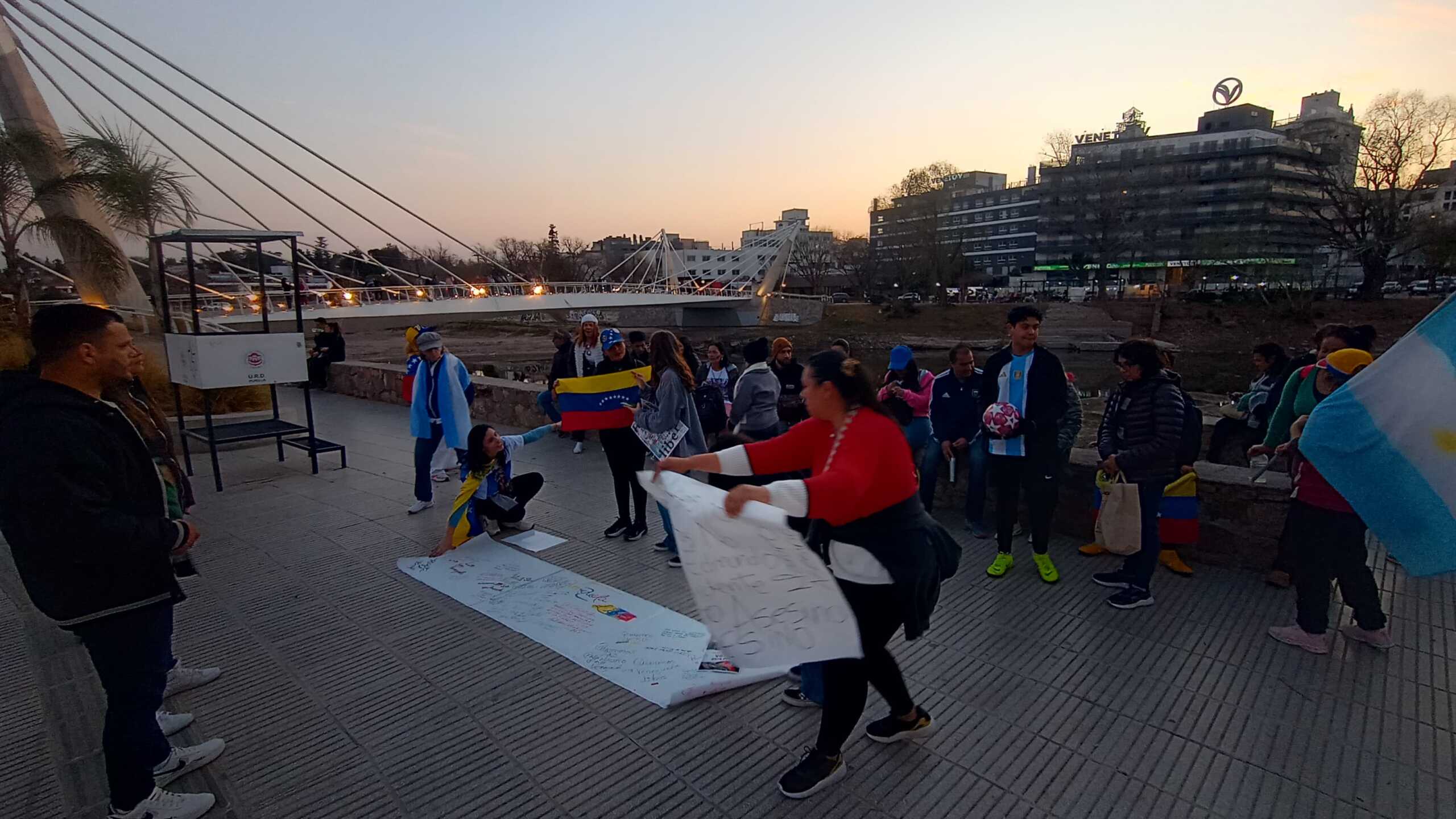 Venezolanos marcha por La Libertad