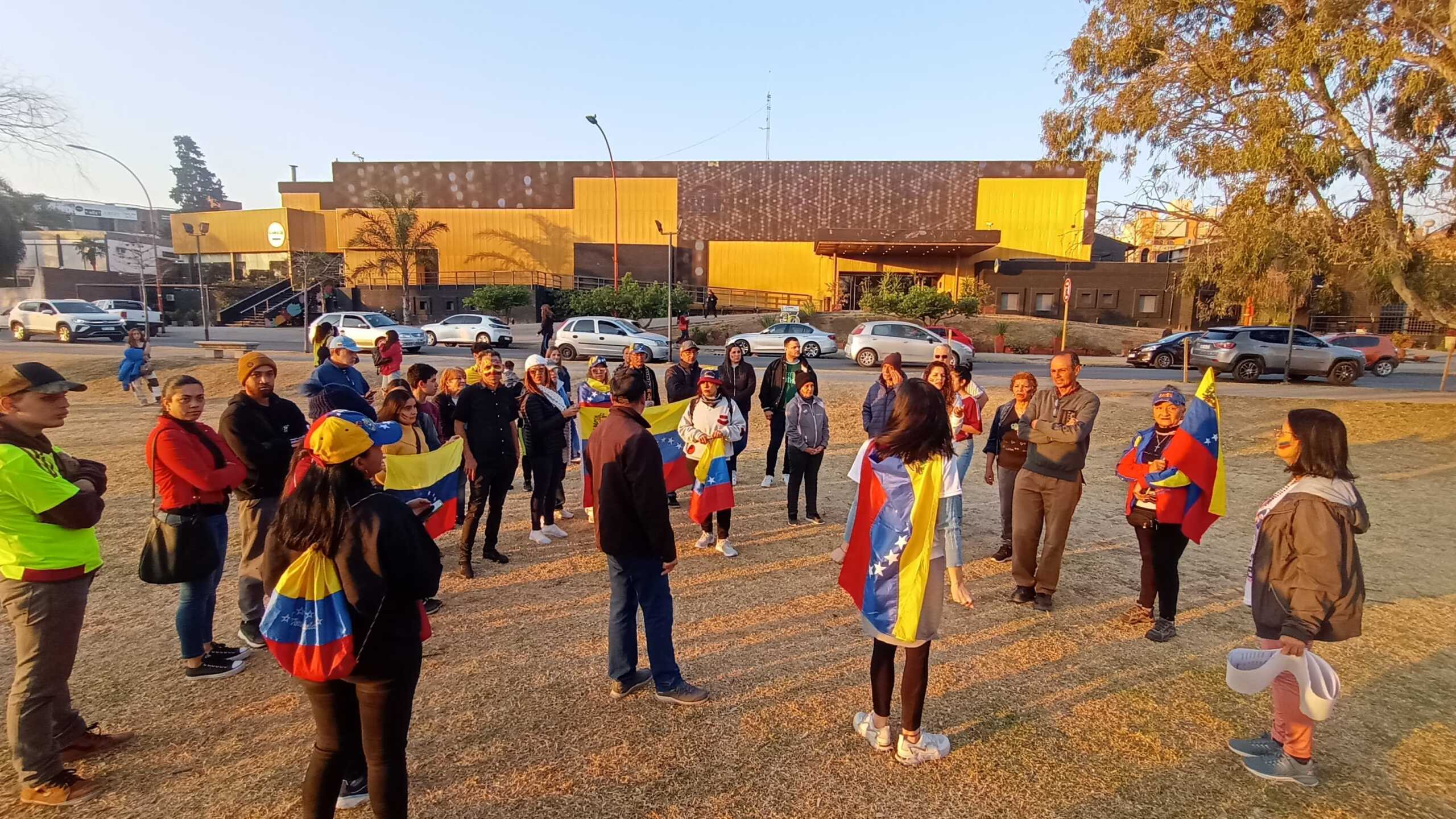 Venezolanos que hacemos vida en Villa Carlos Paz, hicimos una marcha por 'La Libertad'