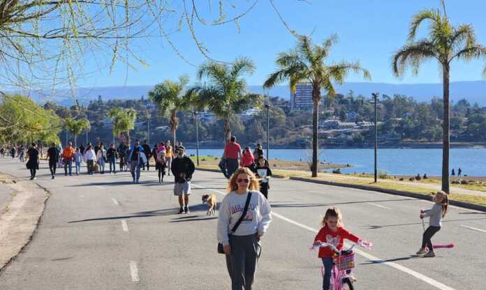 costanera-gente-dia-de-sol-carlos-paz (9)