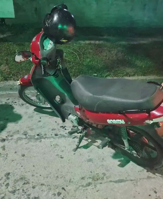 cayó en la moto