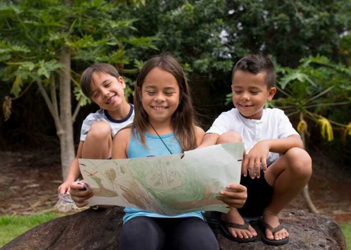 mejores-amigos-participando-busqueda-tesoro-al-aire-libre_23-2149095778
