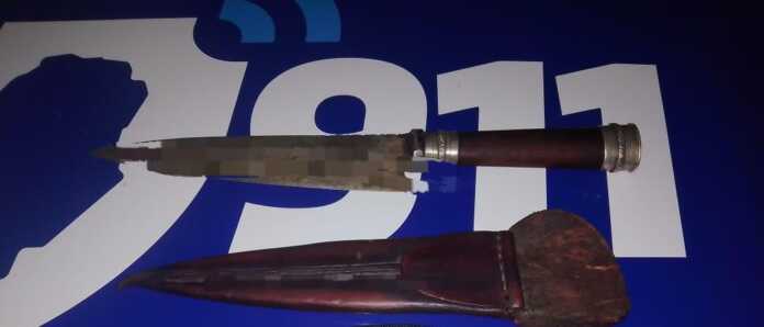 cuchillo entre sus ropas