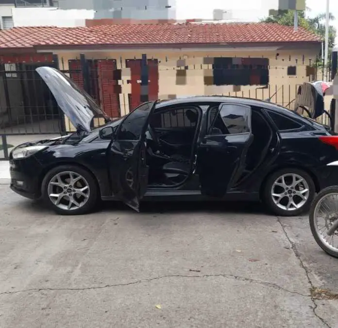 robaba un auto