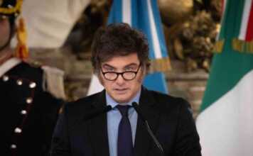 Milei y un nuevo DNU que busca expulsar a extranjeros que agredan a la Argentina o a sus símbolos
