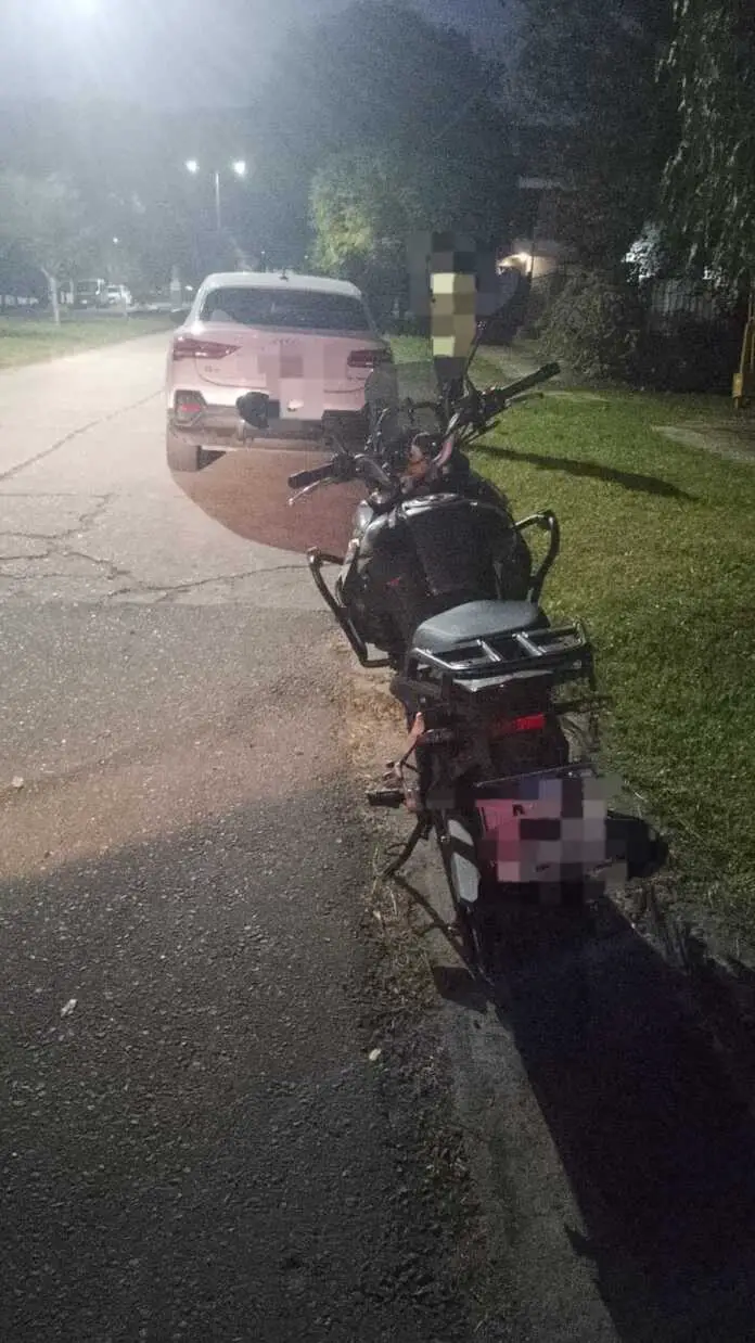 auto y una moto
