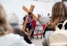 Las imágenes del Vía Crucis que recorrió las calles de Valle Hermoso