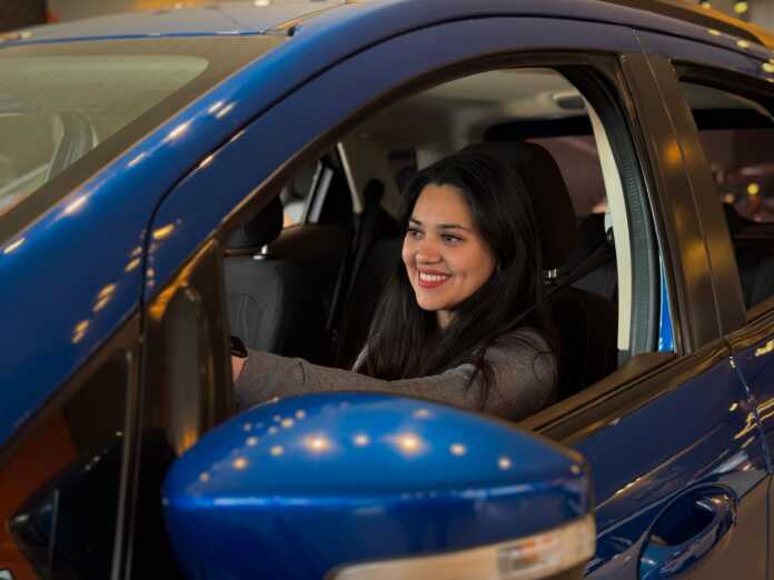 mujer en auto