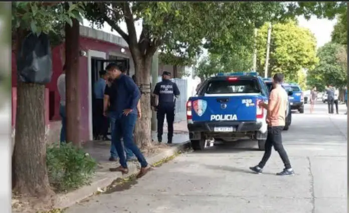 policia en barrio zurmarán