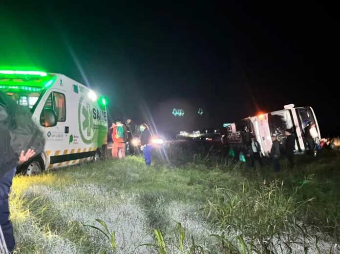 vuelco de colectivo en pergamino La Opinion