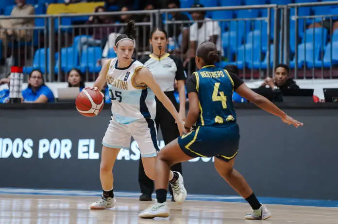 KIara miró
