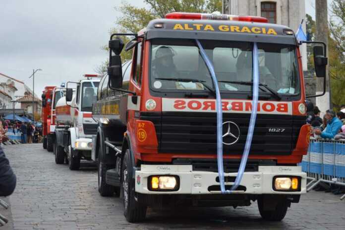 bomberos-alta-gracia-desfile3-900x599